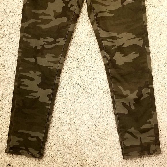 Women's Levi Jean's - Picture 3 of 6